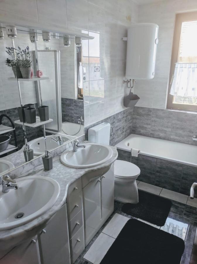 Relax And Enjoy At Powermoni Apartment Бибине Екстериор снимка